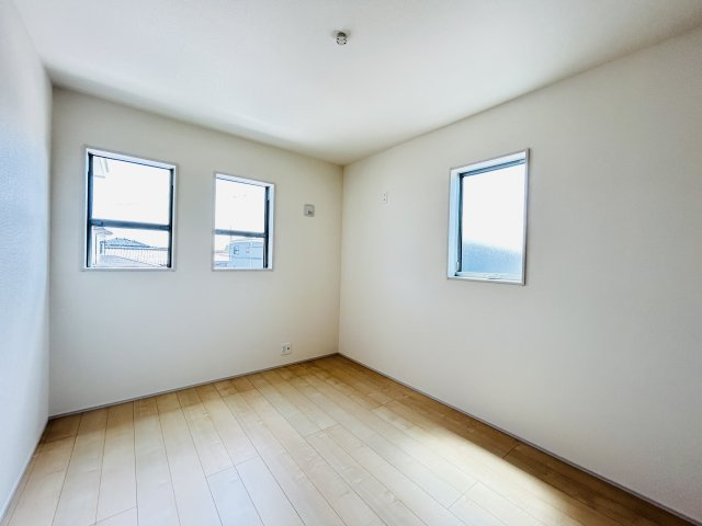 【洋室】 | 新築　伊勢崎市長沼町第4　Livele Garden.S　5号棟 | 現地写真　二面採光で明るく風通しの良い2階洋室♪					
