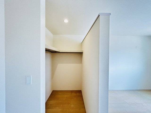 【収納】 | 新築　伊勢崎市長沼町第4　Livele Garden.S　5号棟 | 現地写真　主寝室の大型のウォークインクローゼットは収納ラクラク、お部屋スッキリ♪							
						
						

