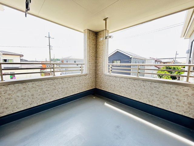 【バルコニー】 | 新築　伊勢崎市長沼町第4　Livele Garden.S　5号棟 | 現地写真　インナーバルコニーで少しの雨なら濡れずにすみます。天気が怪しいけど…という悩みも解消ですね									
