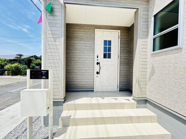 【玄関】 | 新築　伊勢崎市長沼町第4　Livele Garden.S　5号棟 | 現地写真　TVモニター付きドアホンでセキュリティも安心です！
