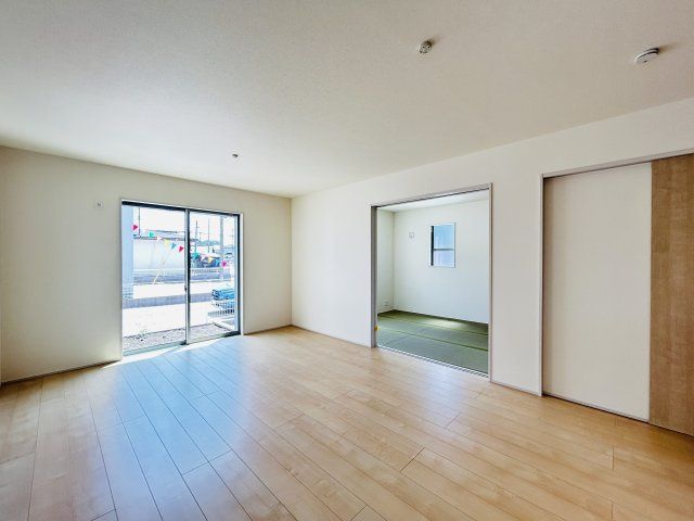 【居間・リビング】 | 新築　伊勢崎市長沼町第4　Livele Garden.S　5号棟 | 現地写真　家族の会話が弾む対面キッチン。お子様の様子も確認できて安心ですね。							
