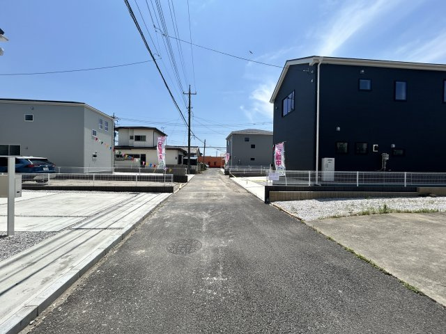 新築　伊勢崎市長沼町第4　Livele Garden.S　7号棟の前面道路含む現地写真|現地写真　西側接道幅員約4ｍ