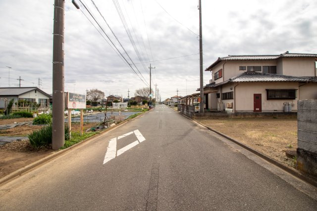 足利市常見町２丁目の売地の前面道路含む現地写真