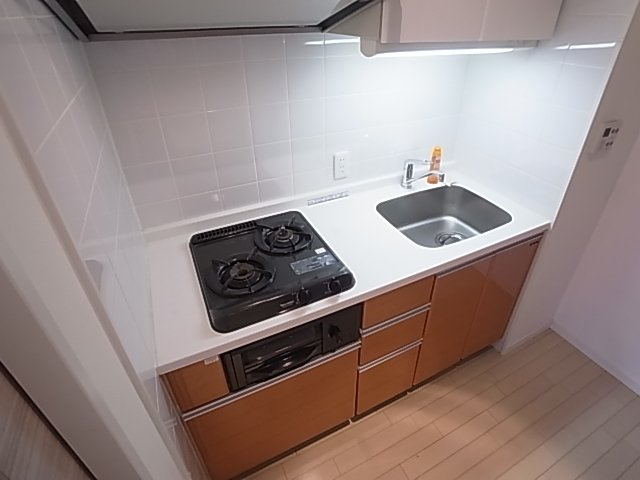 神戸市兵庫区西橘通２丁目の賃貸マンションのキッチン|システムキッチン（ガス２口）