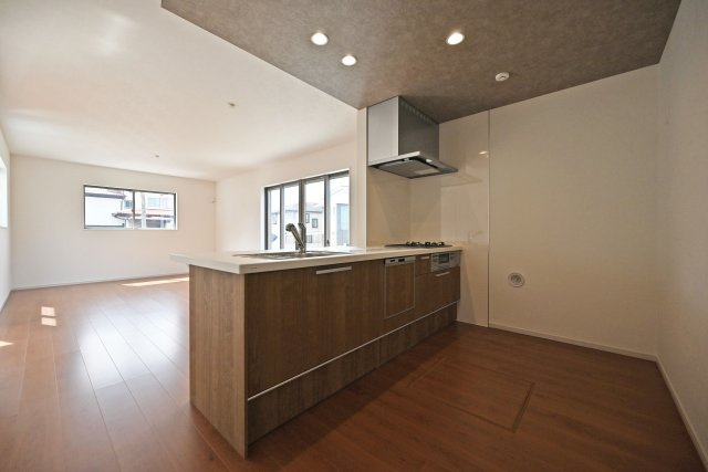 テラシエ水明台2丁目新築一戸建て│5LDK+駐車並列2台可のキッチン|1階LDKをキッチン越しに撮影した現地内観写真です。 広くて使いやすいキッチンは折り下げ天井を採用しており、 オシャレな空間に仕上がりました。