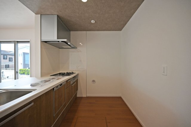 テラシエ水明台2丁目新築一戸建て│5LDK+駐車並列2台可のキッチン|十分なキッチンスペースを確保しているため、キッチン後方に冷蔵庫やカップボードなどを設置することも可能です◎