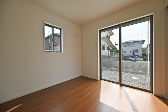 テラシエ水明台2丁目新築一戸建て│5LDK+駐車並列2台可の洋室|1階リビング隣の洋室は、客間やお子様のプレイルームとしてもご活用いただけます。