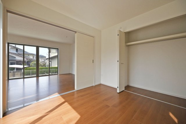 テラシエ水明台2丁目新築一戸建て│5LDK+駐車並列2台可の洋室|収納スペースが設けられているので、季節家電やお子様のおもちゃなど幅広く収納して頂けます。