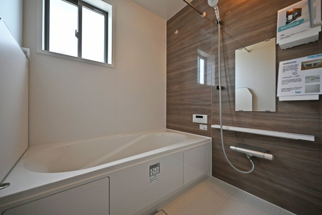 テラシエ水明台2丁目新築一戸建て│5LDK+駐車並列2台可の浴室|1階浴室の内観写真です。浴室暖房乾燥機付きの1616サイズ、Housetec製のユニットバスを導入しました。