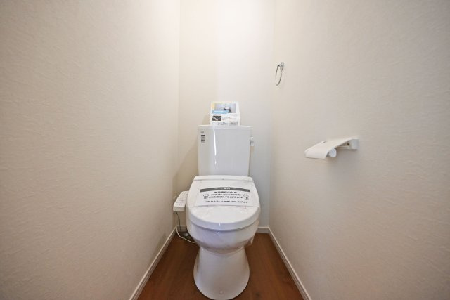 テラシエ水明台2丁目新築一戸建て│5LDK+駐車並列2台可のトイレ|1・2階に1か所ずつウォッシュトイレを導入しています。