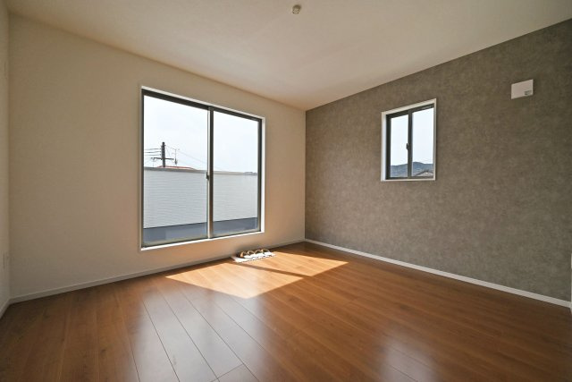 テラシエ水明台2丁目新築一戸建て│5LDK+駐車並列2台可の洋室|主寝室にはアクセントクロスを配置し、採光も十分に考えた設計をしています。 アクセントクロスはそんなときの「発想」を手助けします。