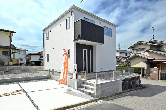 テラシエ水明台2丁目新築一戸建て│5LDK+駐車並列2台可の外観|敷地面積81坪超、並列駐車2台可能！
北西角地、限定1邸の新築戸建が堂々完成致しました。
即日のご内覧が可能です。皆様からのご連絡心よりお待ちしております。