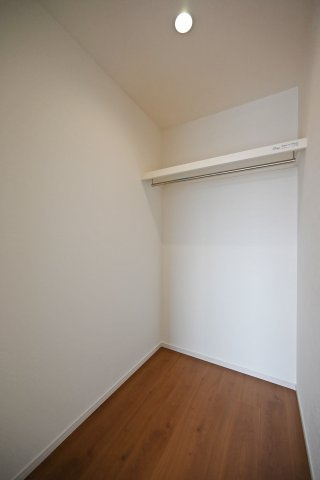 テラシエ水明台2丁目新築一戸建て│5LDK+駐車並列2台可の収納|主寝室にはダウンライト付きのWICLを備えており、夫婦のプライベート用品をすっきり収納することが出来ます。