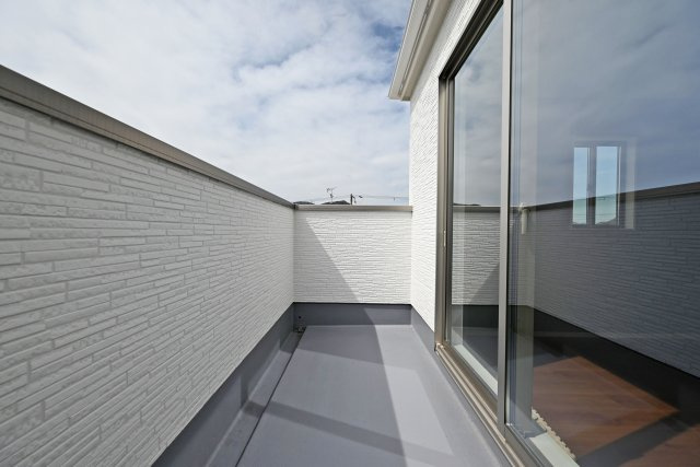 テラシエ水明台2丁目新築一戸建て│5LDK+駐車並列2台可のバルコニー|2階南面バルコニーには奥行きがあってたくさんの洗濯物を干すことができ、陽光がたっぷりと室内に行き届きます。