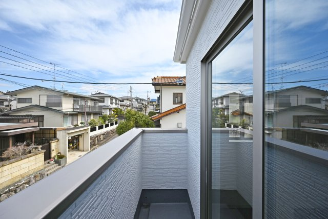 テラシエ水明台2丁目新築一戸建て│5LDK+駐車並列2台可のバルコニー|2階北側バルコニー写真です。