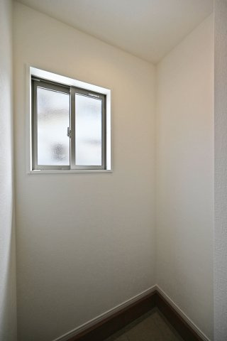 テラシエ水明台2丁目新築一戸建て│5LDK+駐車並列2台可の玄関|1階玄関に入ってすぐ左側にあるシューズインクローゼットの内観写真です。
ベビーカーやアウトドアグッズなど幅広く収納して頂けます。