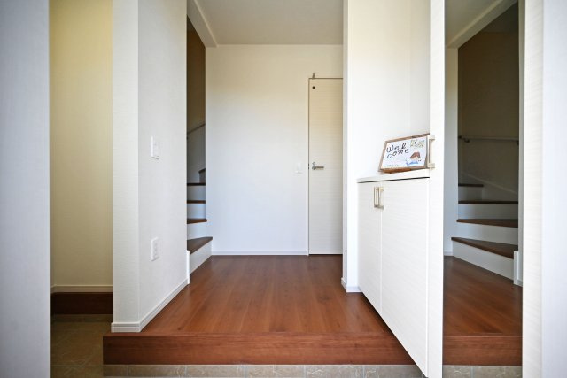 テラシエ水明台2丁目新築一戸建て│5LDK+駐車並列2台可|1階玄関に入ってすぐの内観写真です。
右側にシューズボックス、左側にはシューズインクローゼットが設けられています。
毎日使う玄関回りも常に片付いた状態を維持できそうです。