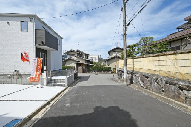 テラシエ水明台2丁目新築一戸建て│5LDK+駐車並列2台可の前面道路含む現地写真|北側道路幅員幅は約6ｍで駐車の際も安心です。