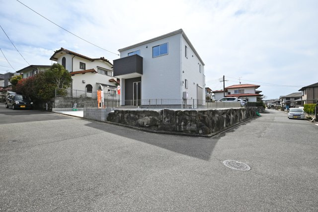 テラシエ水明台2丁目新築一戸建て│5LDK+駐車並列2台可の前面道路含む現地写真|現地角側から撮影した前面道路含む、現地外観写真です。
西側道路幅員幅は約5.9ｍです。