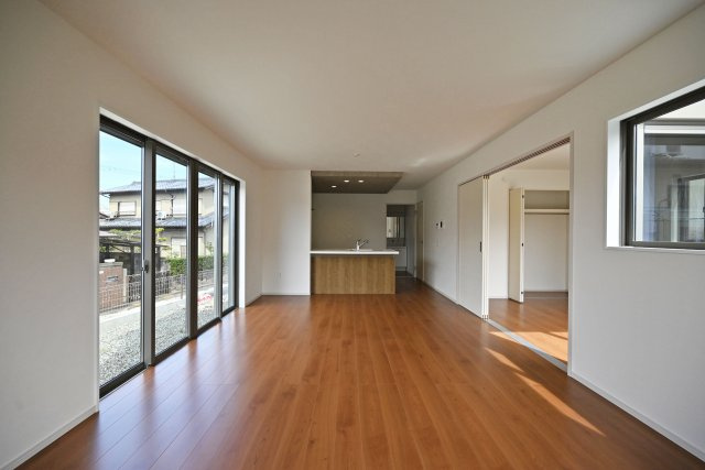 テラシエ水明台2丁目新築一戸建て│5LDK+駐車並列2台可の居間・リビング|LDKをダイニング側からリビング側に向けて撮影した内観写真です。4連窓が特徴的なテラシエシリーズでは広いリビング大採光開口を設けることがテーマの一つ。明るい新生活が目に浮かびます。