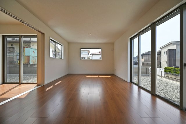 テラシエ水明台2丁目新築一戸建て│5LDK+駐車並列2台可の居間・リビング|LDKは18帖でダイニングテーブルやソファーを設置しても十分な広さとなっております！ 折り下げ天井が採用されたLDKがとても華やかな空間となっております。