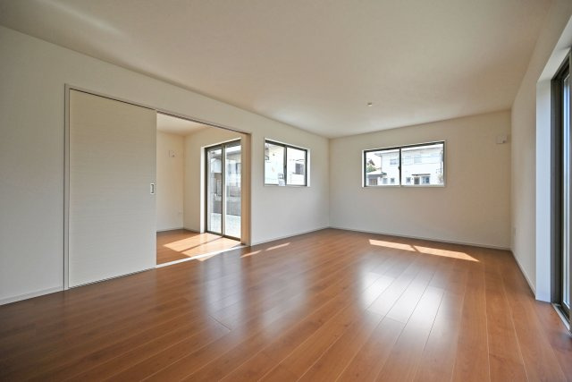 テラシエ水明台2丁目新築一戸建て│5LDK+駐車並列2台可の居間・リビング|ダイニングは「誰かが座っても通行の邪魔にならない」ストレスフリーの広さを確保。キッチンからの配膳効率も良いのが魅力です。