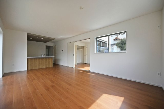 テラシエ水明台2丁目新築一戸建て│5LDK+駐車並列2台可の居間・リビング|キッチンは対面式ながらカウンタータイプの為手元を隠しながら調理とコミュニケーションの両立が可能。実用性と意匠性を兼ね備えたLDKに仕上がりました。