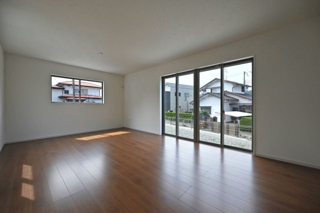 テラシエ水明台2丁目新築一戸建て│5LDK+駐車並列2台可の居間・リビング|ダイニングから撮影したLDK内観写真です。未就学児も含む4人家族がゆとりをもって過ごすには十分の1棟です。