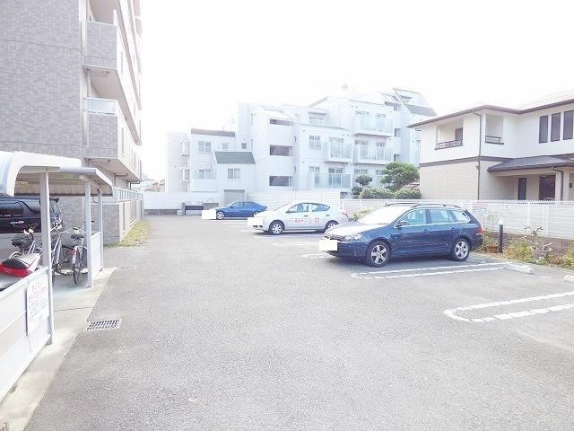 フラットワンの駐車場