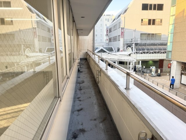 かまやビルのバルコニー