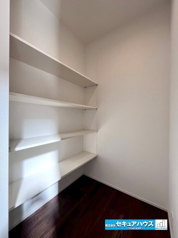 【今からご案内可能】東海市富木島町伏見3丁目 全1棟の収納|【パントリー】
料理道具や、調味料のストックなどを収納するのに便利です。
■株式会社　セキュアハウス■
住宅ローンに強く、知識、経験豊富なスタッフ在籍
お客様に寄り添い、ご成約後もサポート致します。