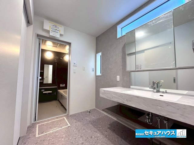 【今からご案内可能】東海市富木島町伏見3丁目 全1棟の独立洗面台|【鏡の大きな独立洗面台】
毎朝の身支度も楽しくなります。
■株式会社　セキュアハウス■
住宅ローンに強く、知識、経験豊富なスタッフ在籍
お客様に寄り添い、ご成約後もサポート致します。