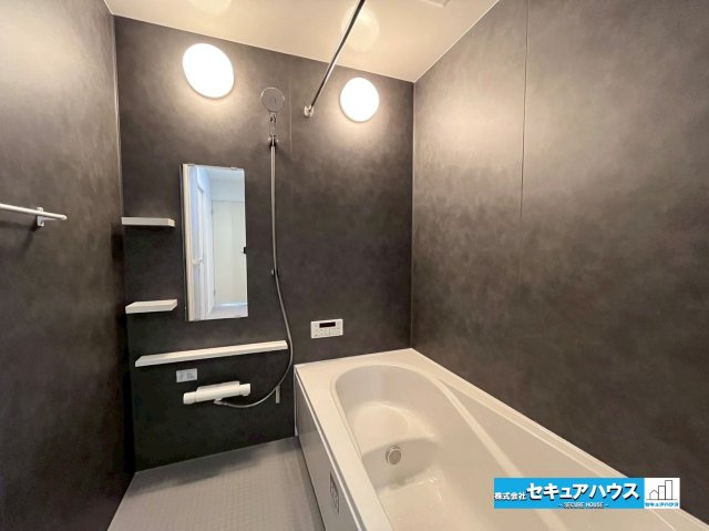 【今からご案内可能】東海市富木島町伏見3丁目 全1棟の浴室|【広々１坪タイプのお風呂】
家族みんなで入れる大きさ
■株式会社　セキュアハウス■
住宅ローンに強く、知識、経験豊富なスタッフ在籍
お客様に寄り添い、ご成約後もサポート致します。