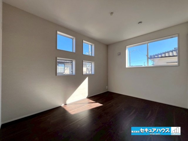 【今からご案内可能】東海市富木島町伏見3丁目 全1棟の洋室|【アクセントクロスが味が出る洋室】
主寝室となります。
■株式会社　セキュアハウス■
住宅ローンに強く、知識、経験豊富なスタッフ在籍
お客様に寄り添い、ご成約後もサポート致します。