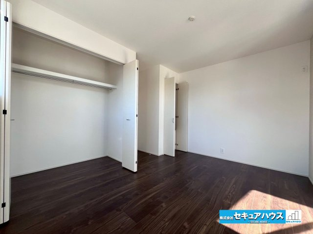 【今からご案内可能】東海市富木島町伏見3丁目 全1棟の洋室|【洋室】
◆家族一人ひとりの大切なプライベート空間。趣味に合わせて使って頂けるようシンプルに仕上げてあります。暮らし心地を大きく左右する収納を、適材適所に配置し使い勝手を考慮しました。　