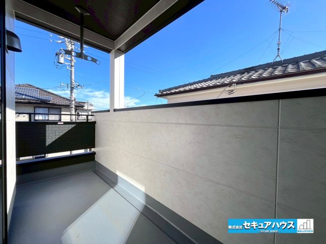 【今からご案内可能】東海市富木島町伏見3丁目 全1棟のバルコニー|家族全員分の衣類を干せるワイドバルコニーです。
■株式会社　セキュアハウス■
住宅ローンに強く、知識、経験豊富なスタッフ在籍
お客様に寄り添い、ご成約後もサポート致します。