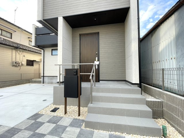 【今からご案内可能】東海市富木島町伏見3丁目 全1棟の玄関|【外構】
スタイリッシュなポストに広々としたポーチ付きです♪
■株式会社　セキュアハウス■
住宅ローンに強く、知識、経験豊富なスタッフ在籍
お客様に寄り添い、ご成約後もサポート致します