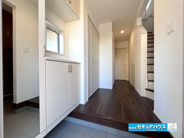 【今からご案内可能】東海市富木島町伏見3丁目 全1棟の玄関|【広々とした玄関】
家族が増えても全員分の靴がしまえます。
■株式会社　セキュアハウス■
住宅ローンに強く、知識、経験豊富なスタッフ在籍
お客様に寄り添い、ご成約後もサポート致します。
