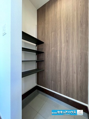 【今からご案内可能】東海市富木島町伏見3丁目 全1棟の玄関|【玄関土間収納】
高さ調節可能な棚付きです。
■株式会社　セキュアハウス　豊明支店■
住宅ローンに強く、知識、経験豊富なスタッフ在籍
お客様に寄り添い、ご成約後もサポート致します