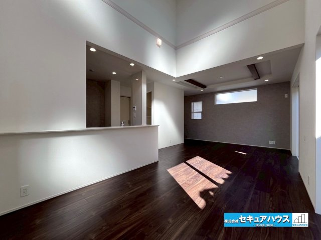 【今からご案内可能】東海市富木島町伏見3丁目 全1棟の居間・リビング|【家族みんなで過ごせる広々としたLDK♪】
暖かい生活を過ごしてください。
■株式会社　セキュアハウス■
住宅ローンに強く、知識、経験豊富なスタッフ在籍
お客様に寄り添い、ご成約後もサポート致します。