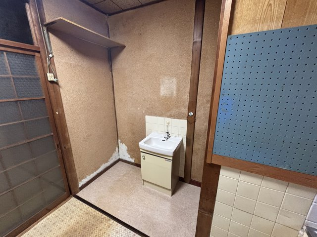 尼崎市口田中　中古テラスハウスの独立洗面台