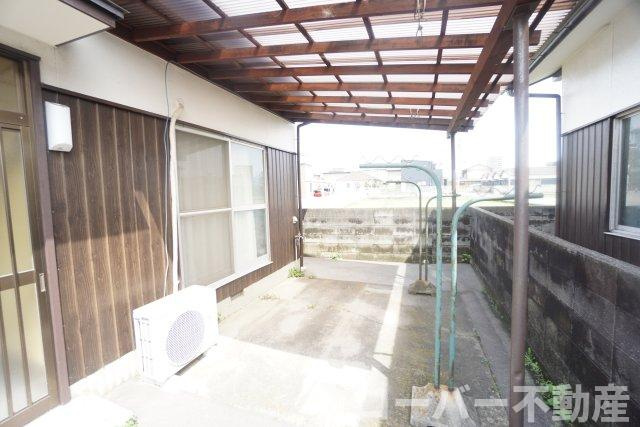 津森町平家の駐車場