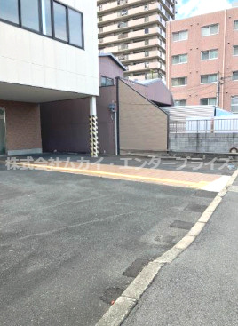 八雲中町３丁目　倉庫・事務所の駐車場|前面敷地駐車スペース４～８台分有（車種による）