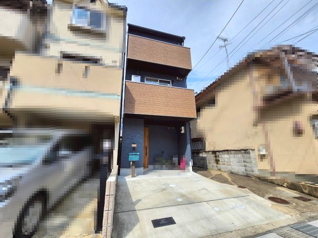 【成約済】向日市鶏冠井町荒内　の前面道路含む現地写真|ブルー×木目のオシャレな外観。
駐車1台可能です！
