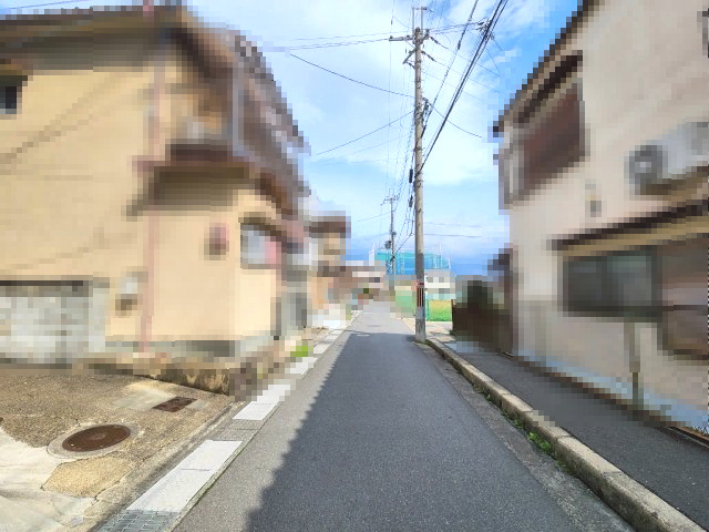 【成約済】向日市鶏冠井町荒内　の前面道路含む現地写真|前道：幅員約5mです。
スーパー・コンビニ等お買い物施設が充実しております！