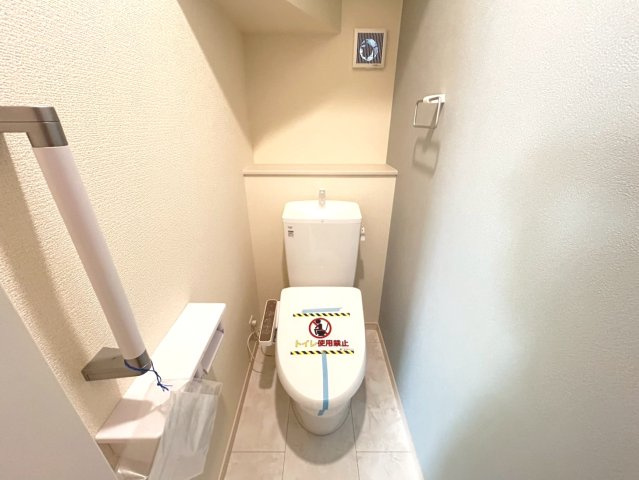 【商談中】リーブルガーデン　一宮市冨田第1期　全4区画分譲のトイレ|超表面平滑加工とイオンパワーの「セフィオンテクト」加工で、汚れが付きにくく落ちやすい仕様で清潔です。
便器にフチがないので汚れが隠れて見えない部分がありません。お手入れがとってもラクラクです。