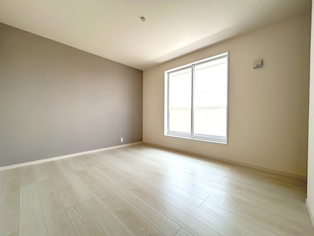 【商談中】リーブルガーデン　一宮市冨田第1期　全4区画分譲の寝室|すべての居室にはたっぷり収納できる大型のクローゼット、各室に２４時間換気システムを設置しています。
排気ファンから低風量で24時間強制排気し、家の中の空気をいつも新鮮に保ちます。
