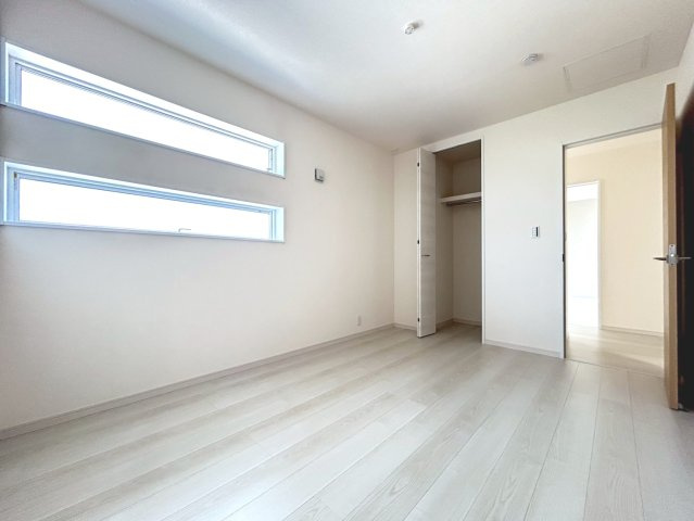 【商談中】リーブルガーデン　一宮市冨田第1期　全4区画分譲の洋室|全居室にたっぷり収納できる大型クローゼット、居室部分の窓ガラスには間に空気層を設けたペアガラスを採用。
高い断熱性と共にガラス面の結露対策にも効果を発揮します。