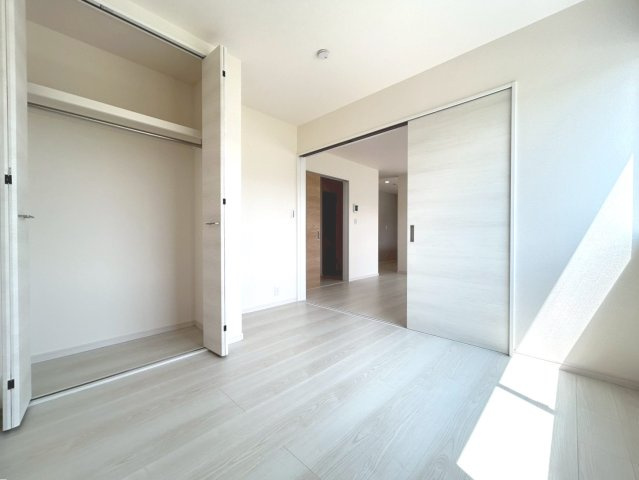 【商談中】リーブルガーデン　一宮市冨田第1期　全4区画分譲の洋室|全居室にたっぷり収納できる大型クローゼット、居室部分の窓ガラスには間に空気層を設けたペアガラスを採用。
高い断熱性と共にガラス面の結露対策にも効果を発揮します。