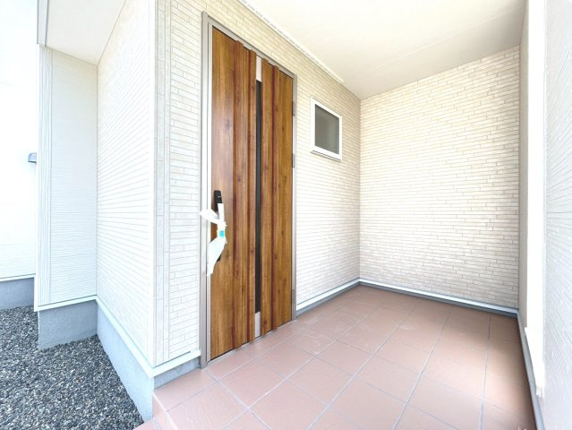 【商談中】リーブルガーデン　一宮市冨田第1期　全4区画分譲の玄関|【ピッキング防止機能付き玄関ドア錠】玄関ドアの鍵は上下に２つあり、内側の下段は脱着サムターンキー。
鍵を不正に開錠されても、もう１つの鍵でピッキングを防ぎます。防犯性の高い仕様になっています。